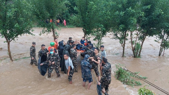 सल्यानको शारदा नदीको भंगालोमा फसेका १२ किसानमध्ये ८ जनाको उद्धार